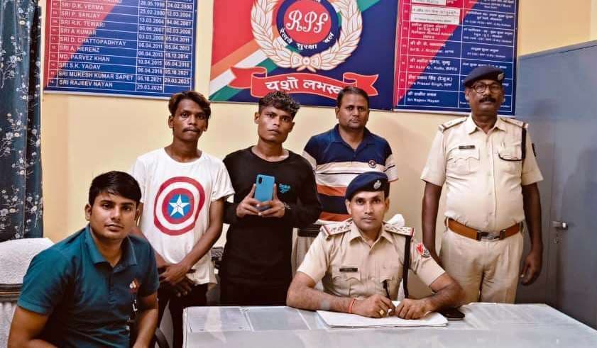 धरहरा रेलवे स्टेशन से चोरी के मोबाइल के साथ दो चोर गिरफ्तार