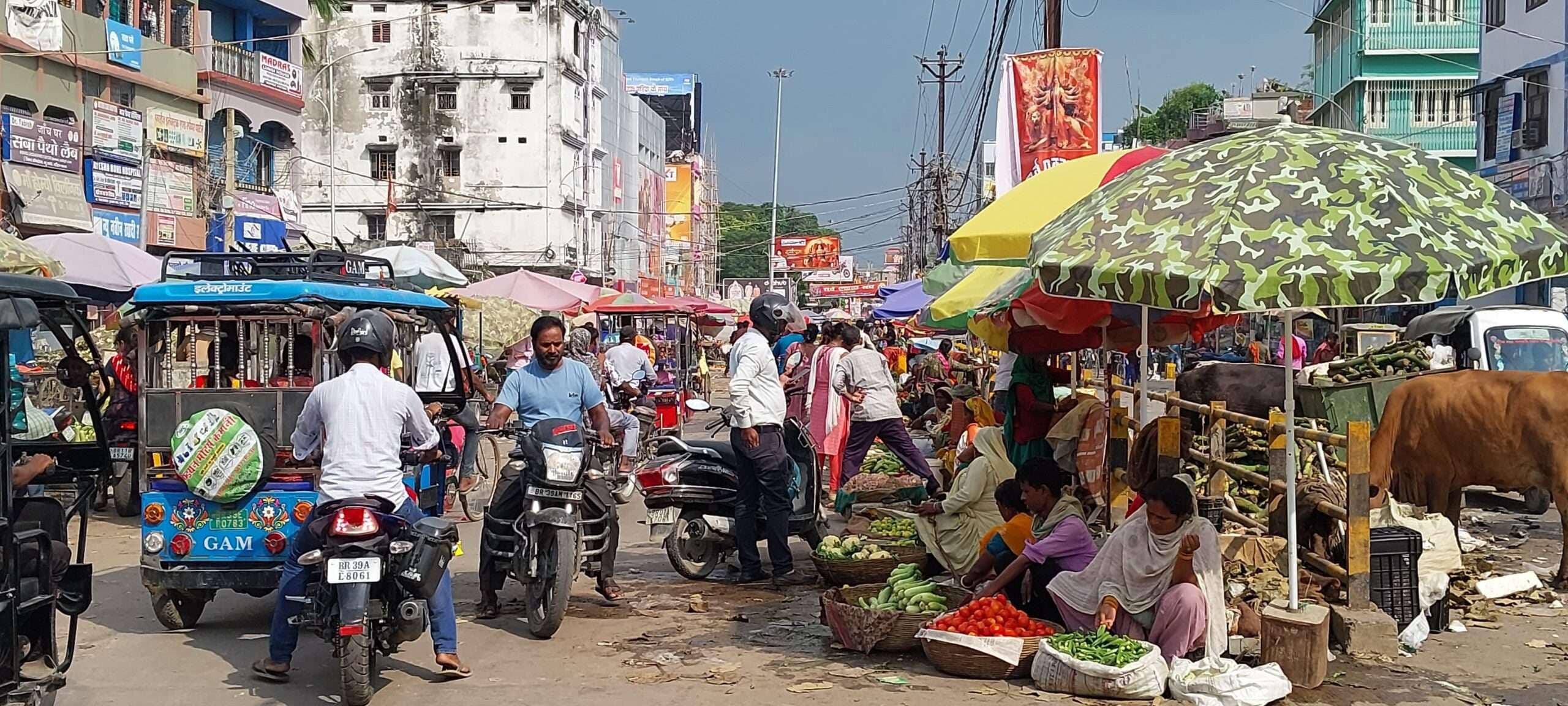 अतिक्रमणकारियों की वजह से सिकुड़कर सकरी हो गयी शहर की सड़कें