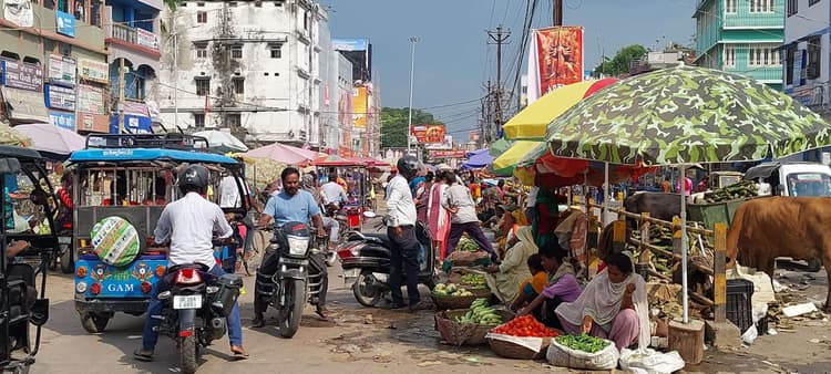अतिक्रमणकारियों की वजह से सिकुड़कर सकरी हो गयी शहर की सड़कें