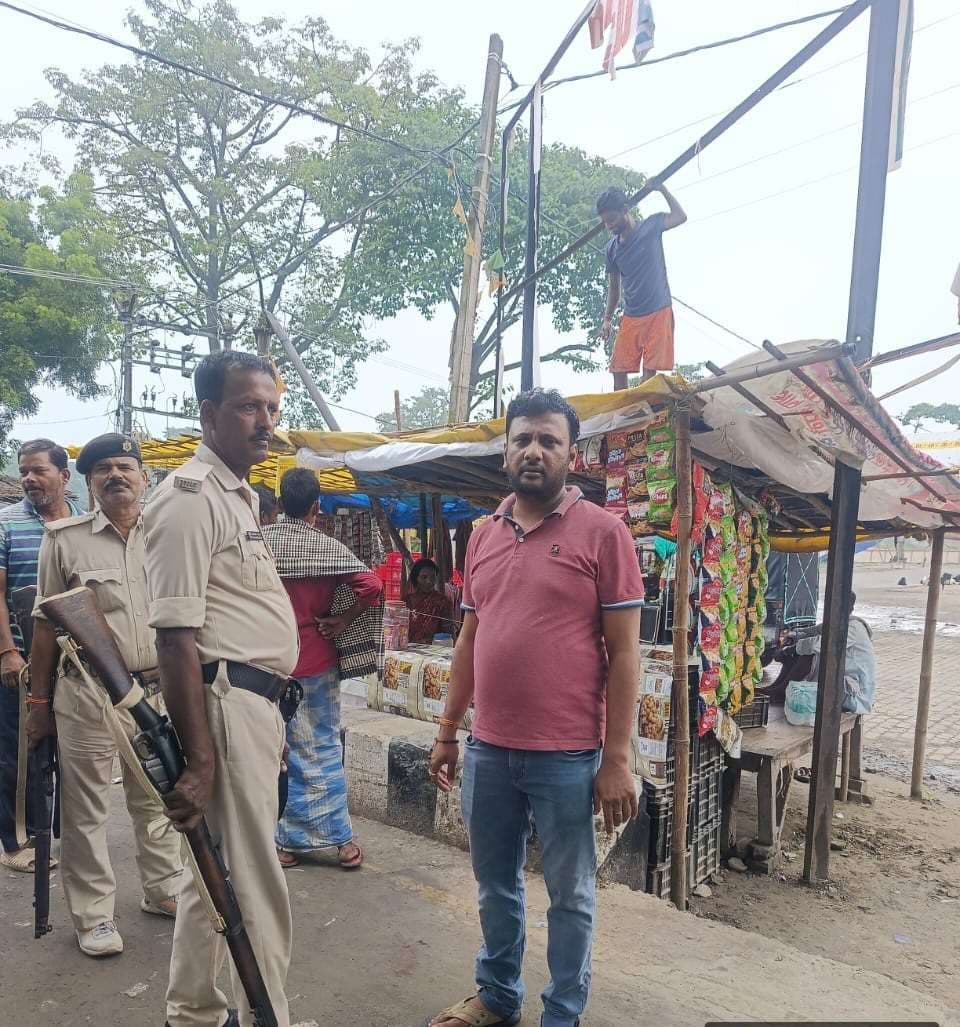 सीओ ने राजनीतिक दलों के लगाये गये बैनर हटाया