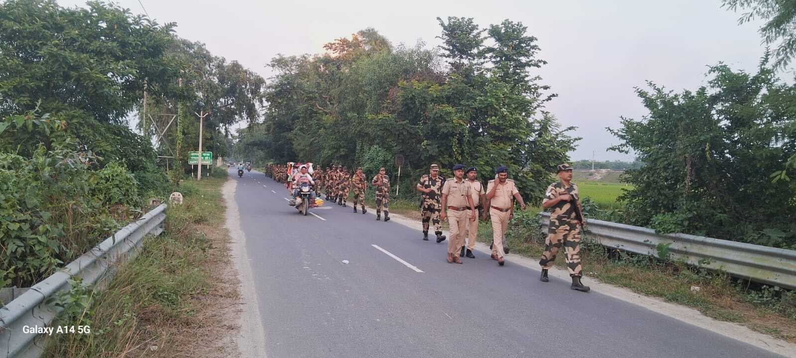 सुरक्षा बलों ने फुलबरिया बाजार में निकाला फ्लैग मार्च