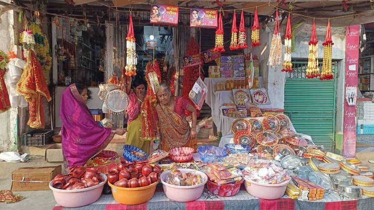 करवा चौथ व्रत को लेकर बाजारों में महिलाओं की बढ़ी चहल-पहल
