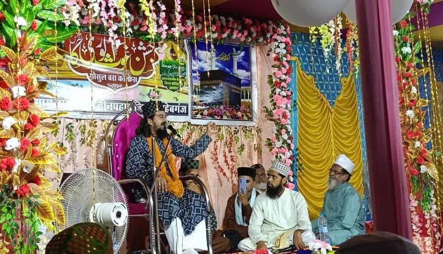 मौलानाओं की तकरीर और नात ने बांधा समा