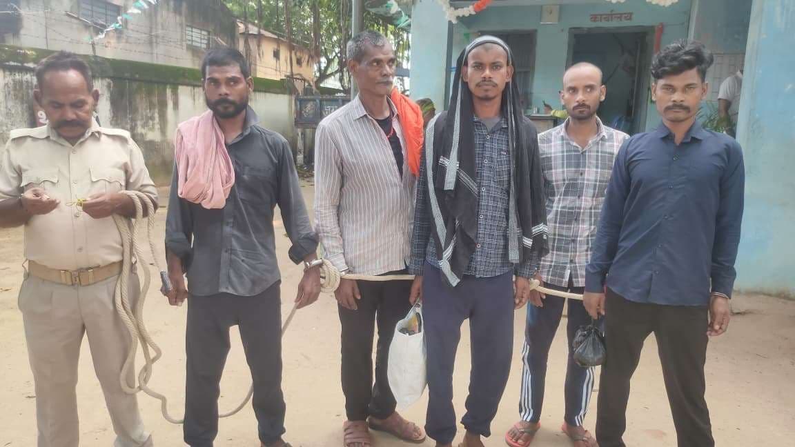 शंभुगंज में शराब तस्कर समेत पांच गिरफ्तार