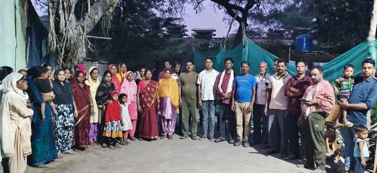 विस्थापितों के घर तोड़ने के नोटिस पर आक्रोश