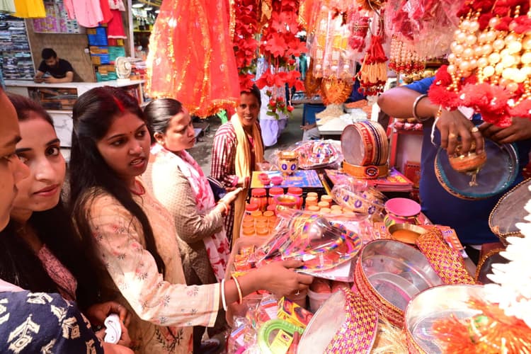 Deoghar News : करवा चौथ आज, पति की दीर्घायु के लिए महिलाएं रखेंगी निर्जला व्रत