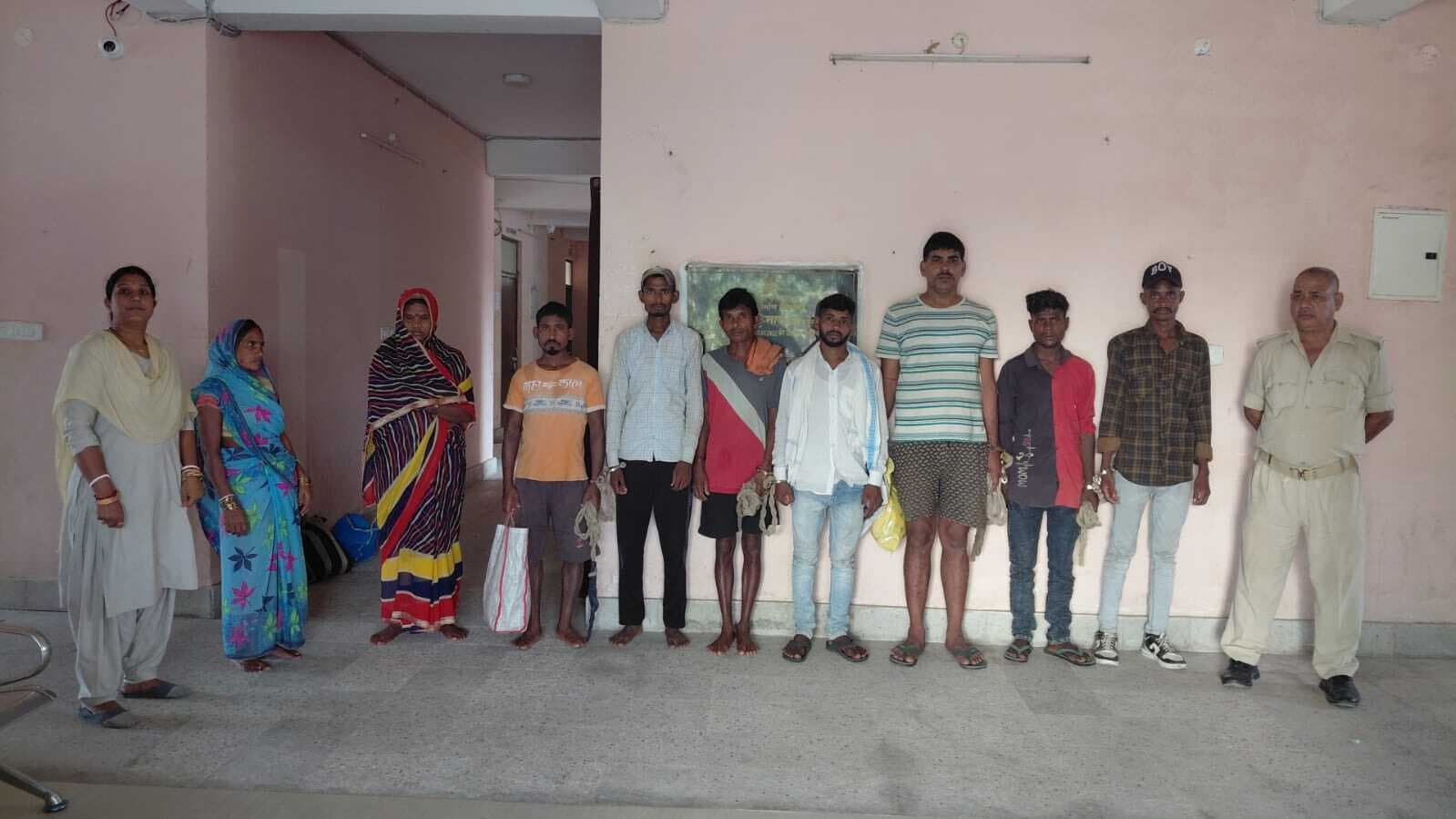 दो महिला सहित पांच तस्कर व चार शराबी गिरफ्तार