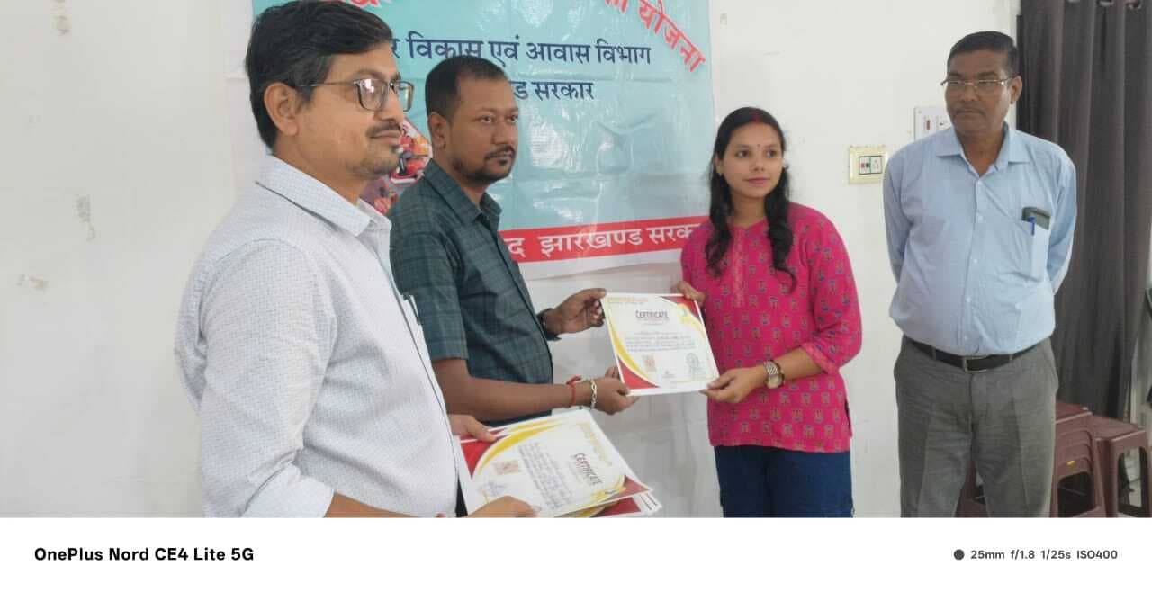 Deoghar news : प्रशिक्षित महिलाओं को रोजगार से जोड़ने के लिए दिया मार्ग दर्शन