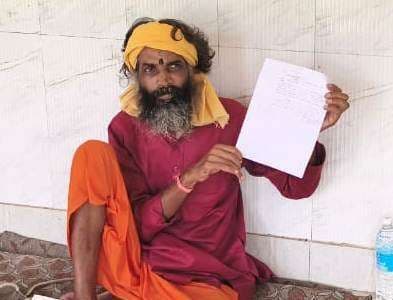 भूख हड़ताल पर बैठे कालेज कर्मचारी को पुलिस ने हटाया