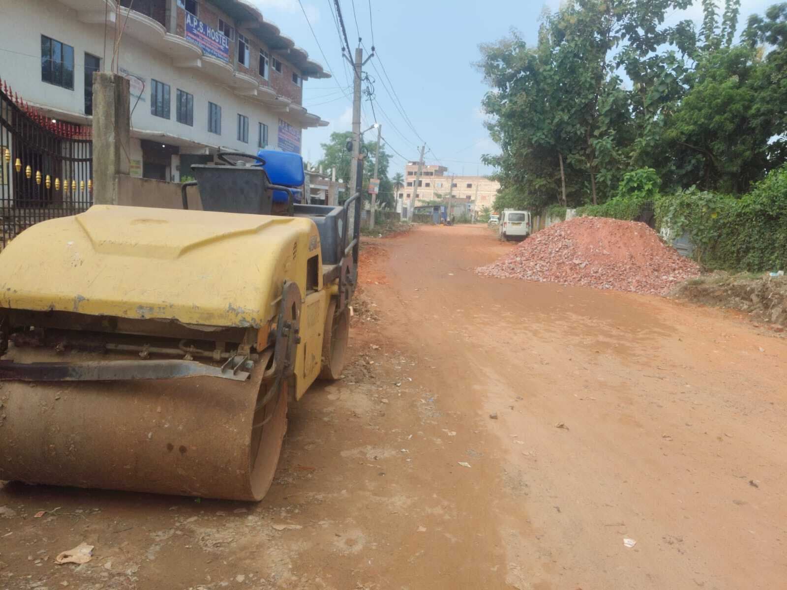 Madhubani News : सिंघानिया चौक से सुड़ी स्कूल तक सड़क निर्माण शुरू