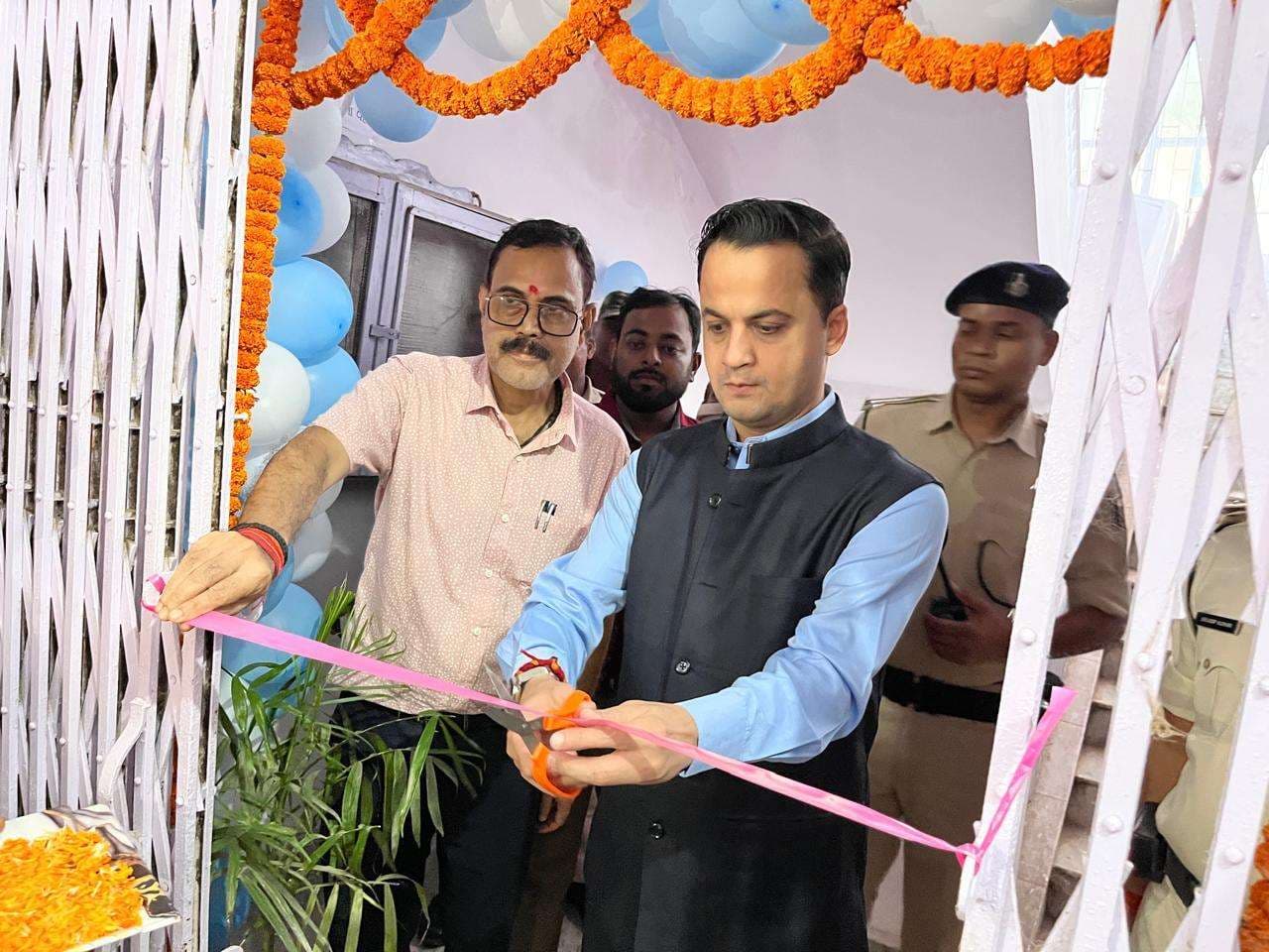 Madhubani News : सूचना भवन स्थित मीडिया सर्टिफिकेशन एवं मॉनिटरिंग कक्ष का डीएम ने किया शुभारंभ