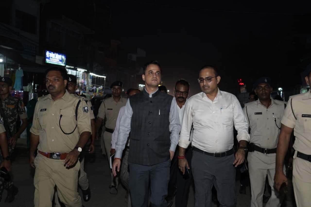 Madhubani News : केंद्रीय बल संग डीएम व एसपी ने किया फ्लैग मार्च