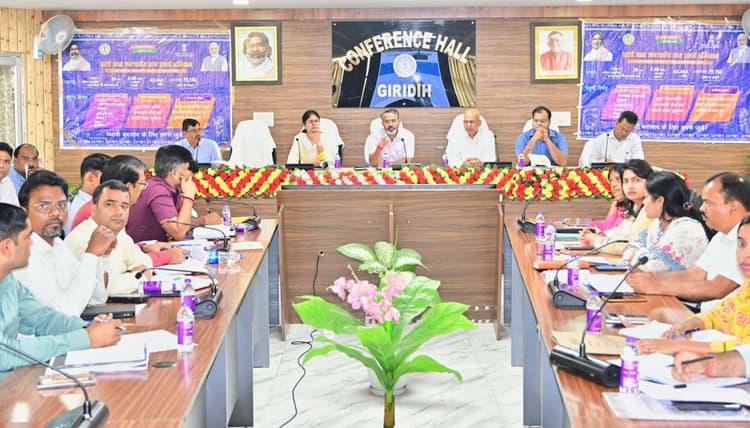 Giridih News :प्राथमिकता के साथ पूरा करें योजनाओं का काम : संयुक्त सचिव