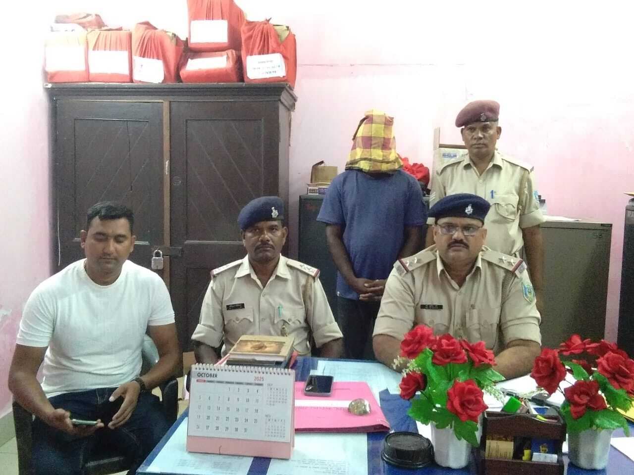 Chaibasa News : पांच ग्रामीणों को ले जा रहा था आंध्र प्रदेश, युवक गिरफ्तार