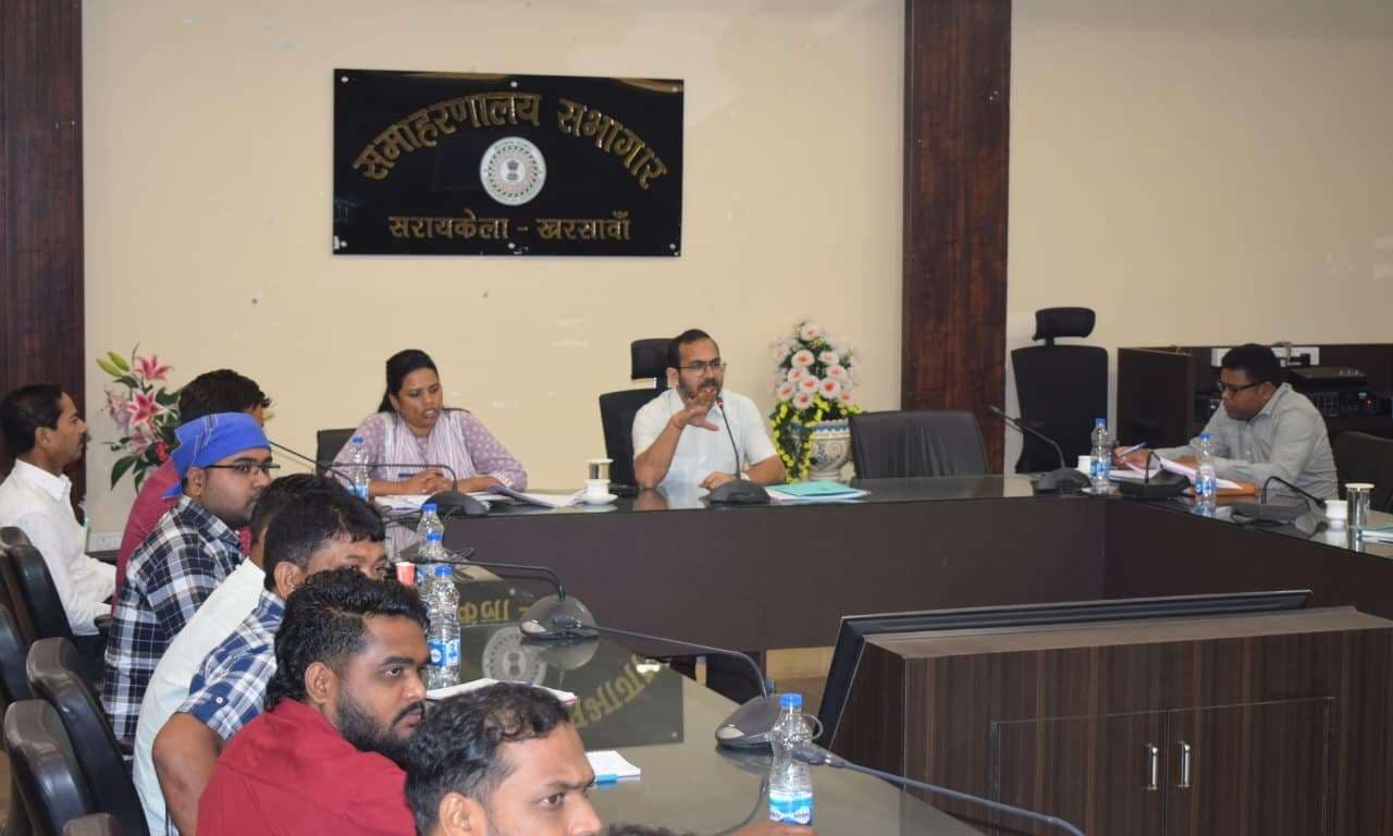 Seraikela Kharsawan News : छूटीं पंचायतों को नल-जल योजना से जोड़ें, मॉडल ग्राम विकसित करें