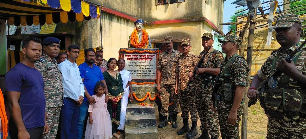 Seraikela Kharsawan News : सेलाय कुदादा को श्रद्धांजलि दी, पत्नी सम्मानित