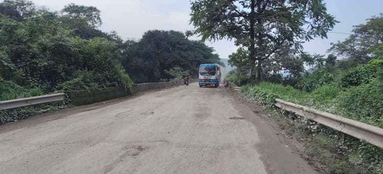 Seraikela Kharsawan News : केंद्रीय मंत्री के आदेश के दूसरे दिन भी चांडिल में सड़क निर्माण शुरू नहीं