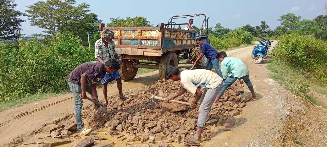 Chaibasa News : गुहार लगाकर थक चुके ग्रामीणों ने सड़क को चलने लायक बनाया