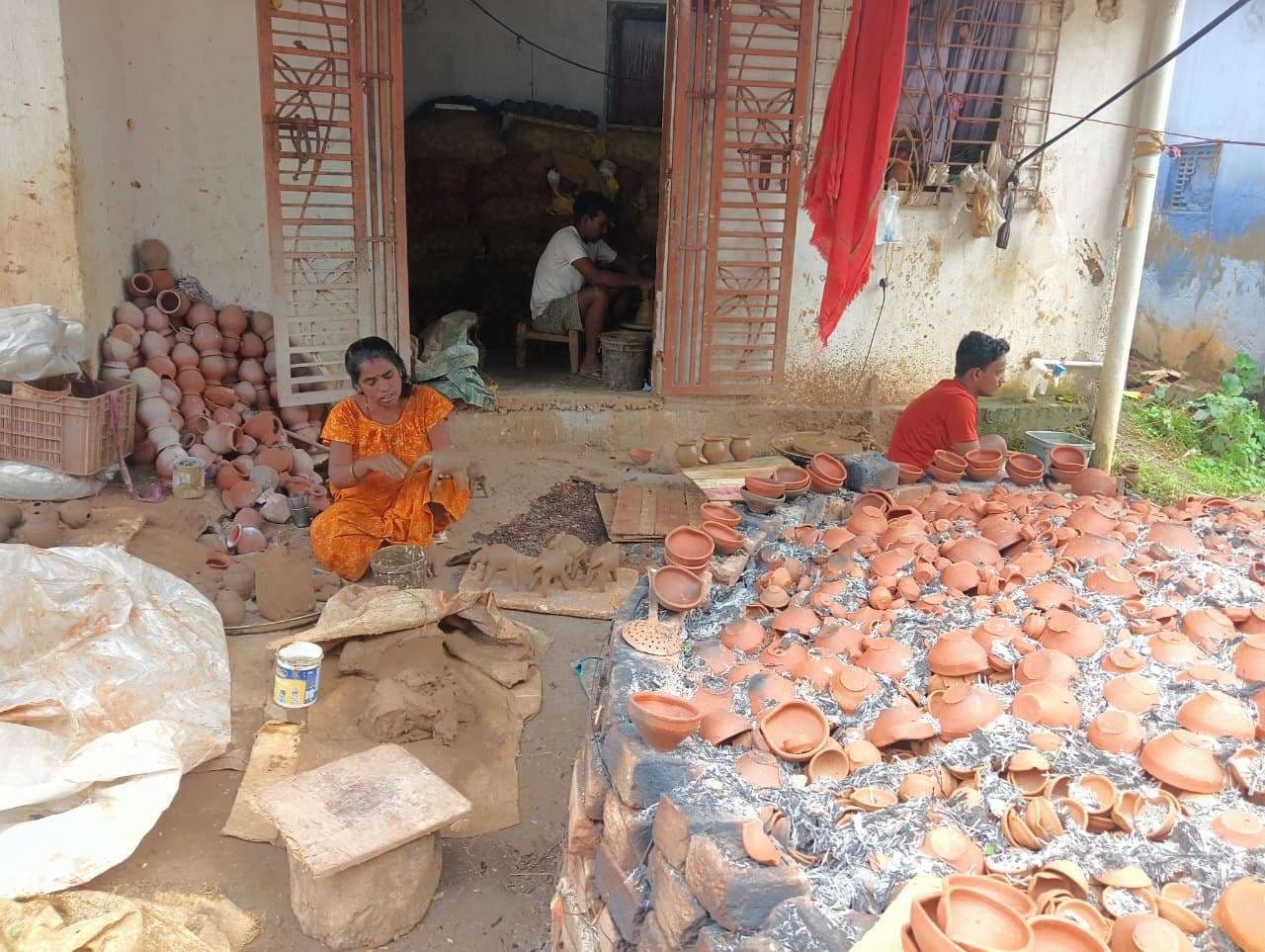 Chaibasa News : खेतों में पानी रहने से नहीं मिल रही मिट्टी, कुम्हारों पर संकट