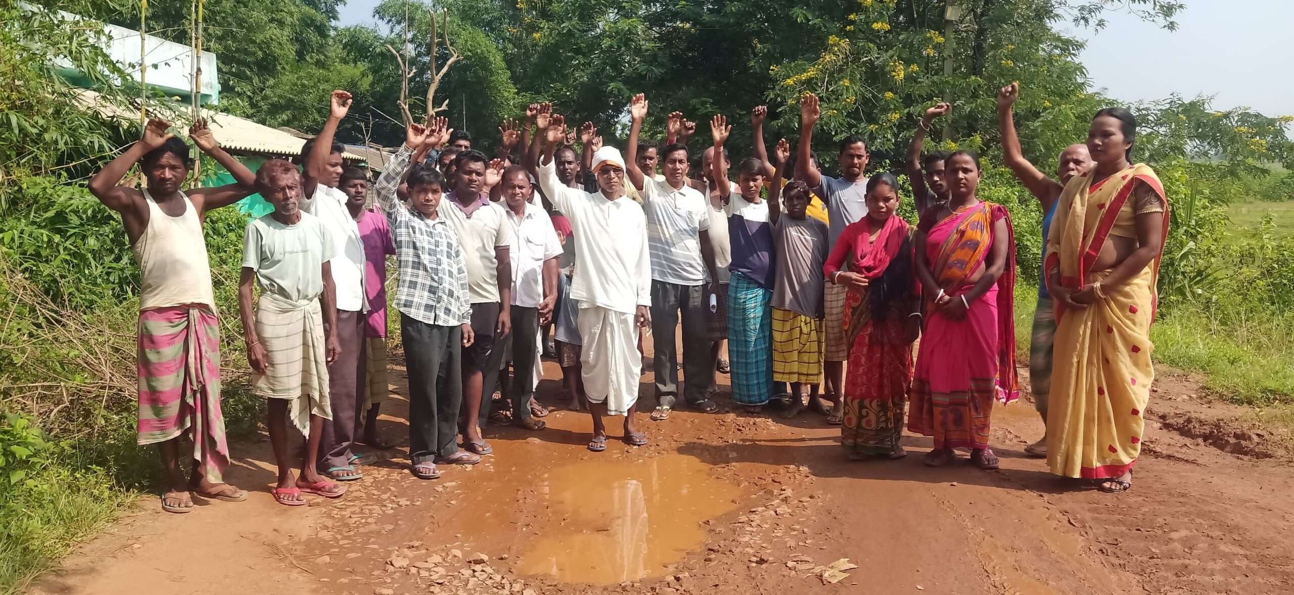 East Singhbhum News : सड़क का जल्द निर्माण हो, वरना आंदोलन : ग्रामीण