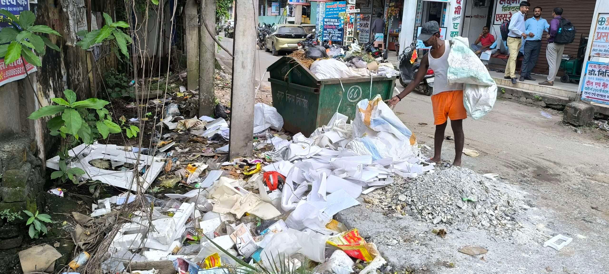 Giridih News :सड़क किनारे लगा कचरे का अंबार, आवाजाही में परेशानी