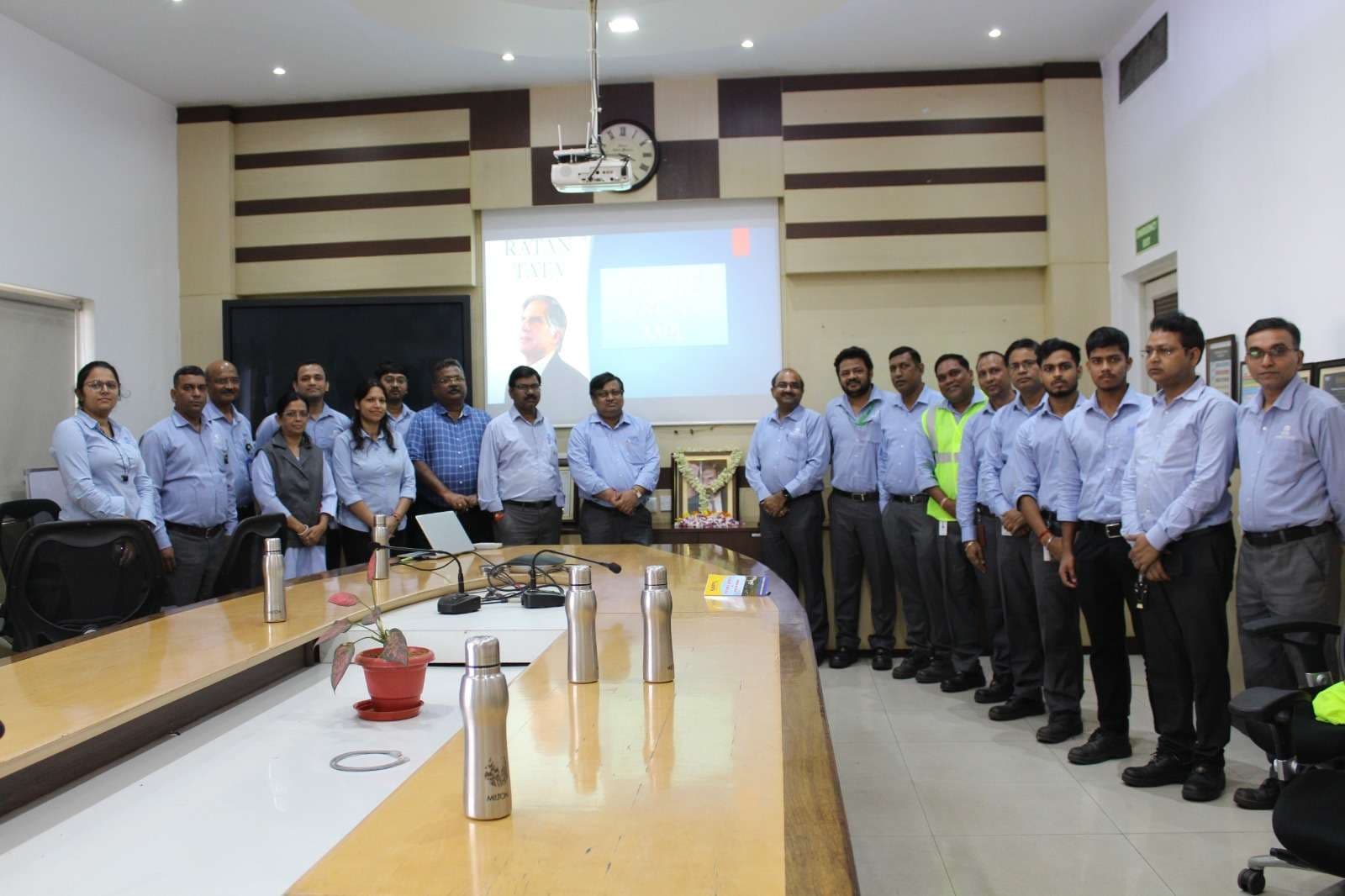 Dhanbad News : रतन टाटा की पहली पुण्यतिथि पर एमपीएल में दी गयी श्रद्धांजलि