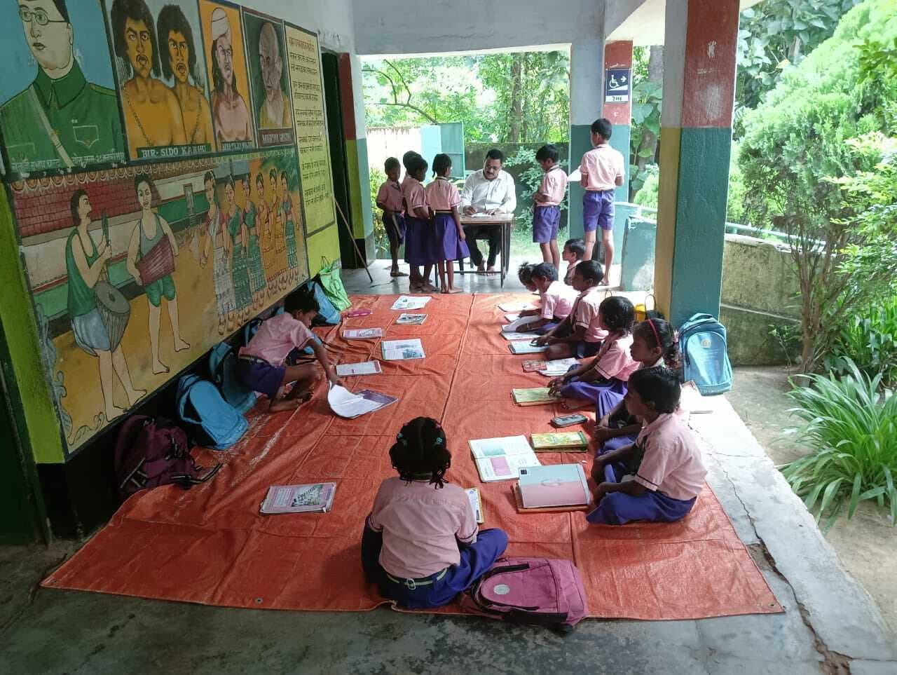 East Singhbhum News : तीन कमरों में आठवीं तक पढ़ाई बरामदे में पढ़ रहे बच्चे, परेशानी