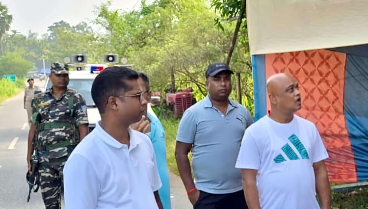 East Singhbhum News : सीमा पार से अवैध गतिविधियों पर नजर रखें पदाधिकारी : डीआइजी