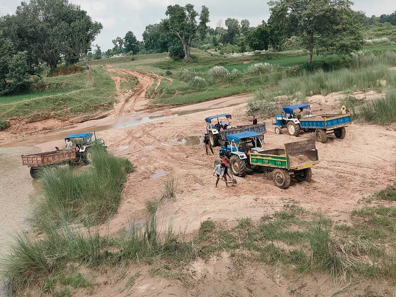Giridih News :मनिहारी नदी से घाट से दो ट्रैक्टर पकड़ाये