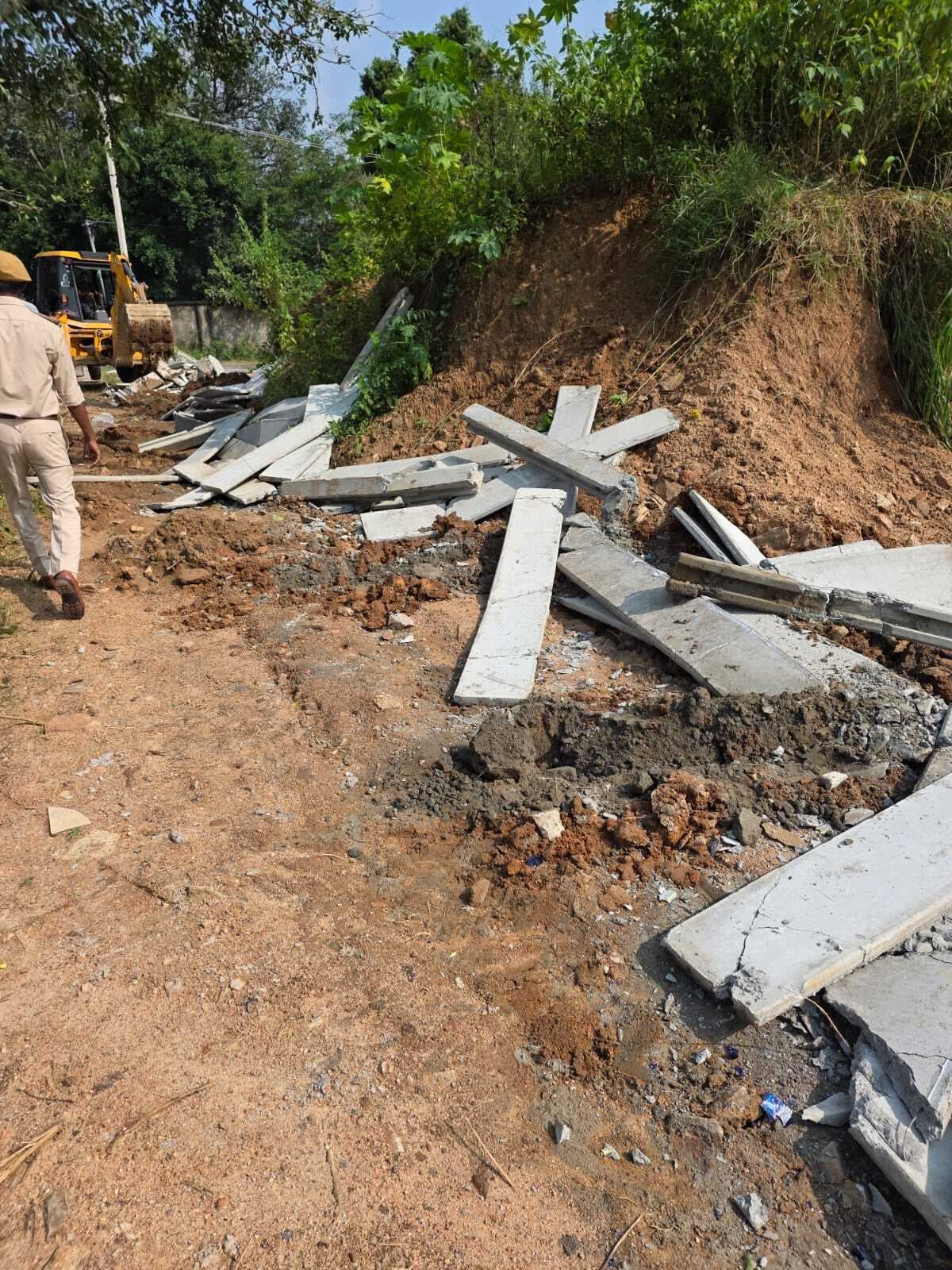 Dhanbad News: ठाकुरकुल्ही में वन विभाग ने कब्जा बताकर जमींदोज की बाउंड्री, दूसरे पक्ष ने दर्ज कराया केस