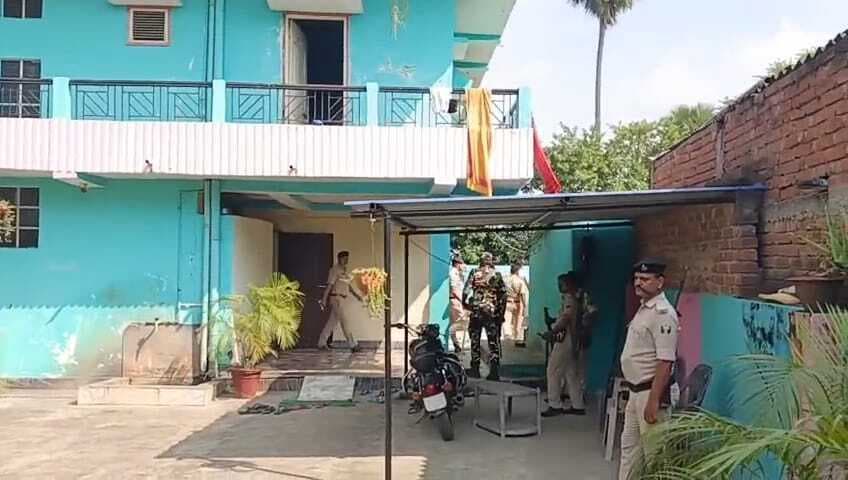 पूर्व मुखिया के घर से हथियार जब्त, दो गिरफ्तार