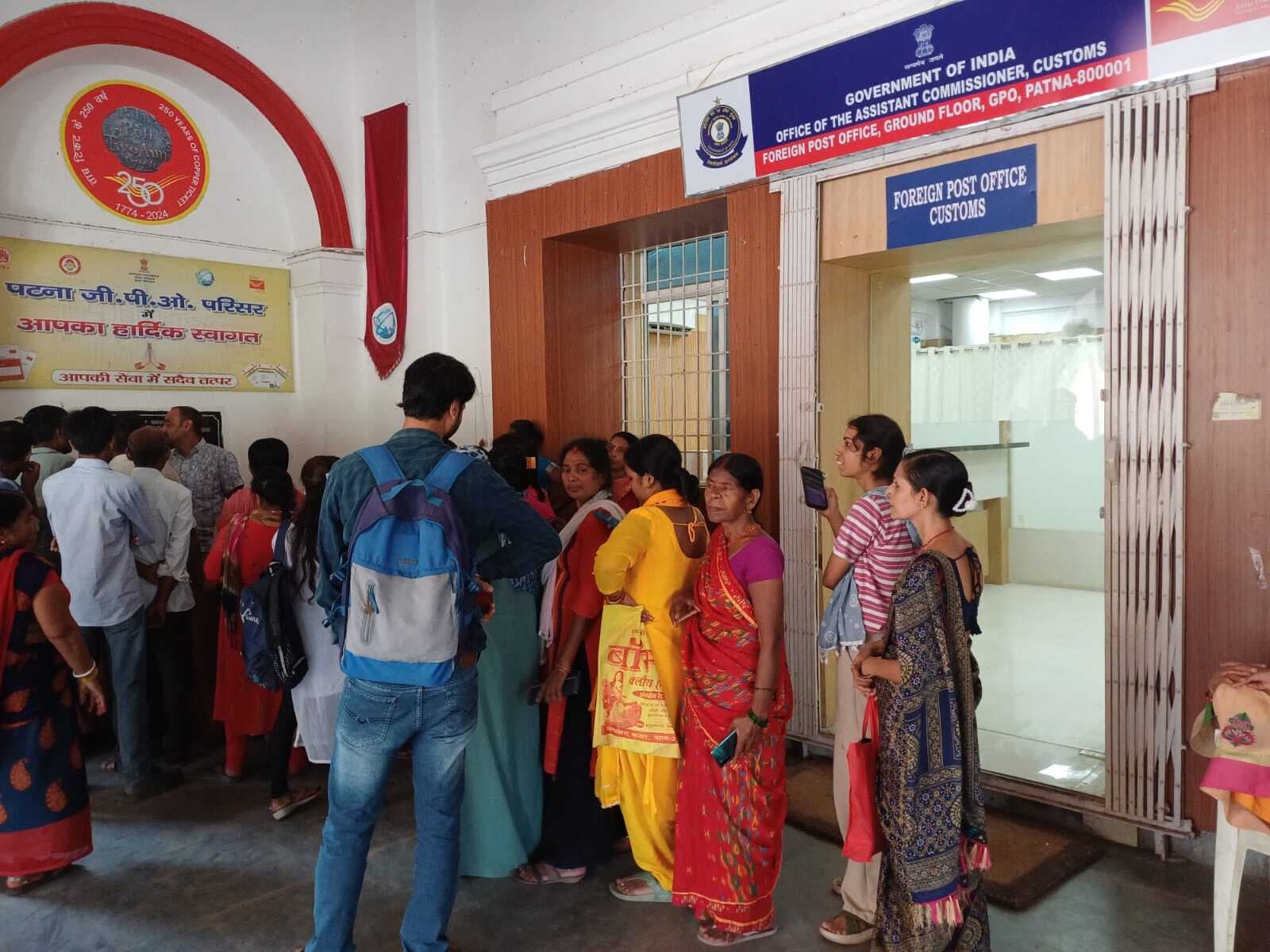 जीपीओ :आधार से जुड़े कार्य के लिए उमड़ी भीड़