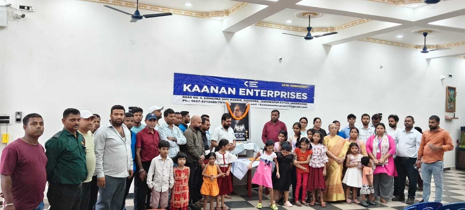 Jamshedpur News : रतन टाटा की प्रथम पुण्यतिथि पर सिदगोड़ा में बांटी गयी पठन सामग्री