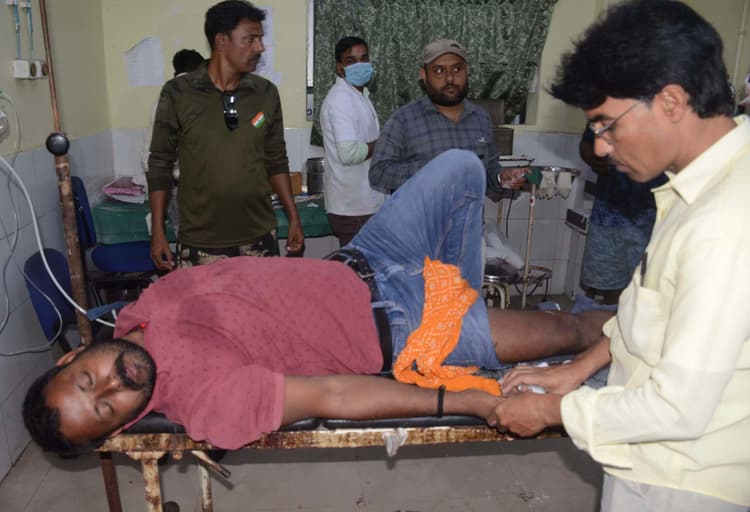 Dhanbad News: एफसीआइ साइडिंग में ट्रांसपोर्टर व ट्रक चालकों में हिंसक संघर्ष, चालक को लगी गोली