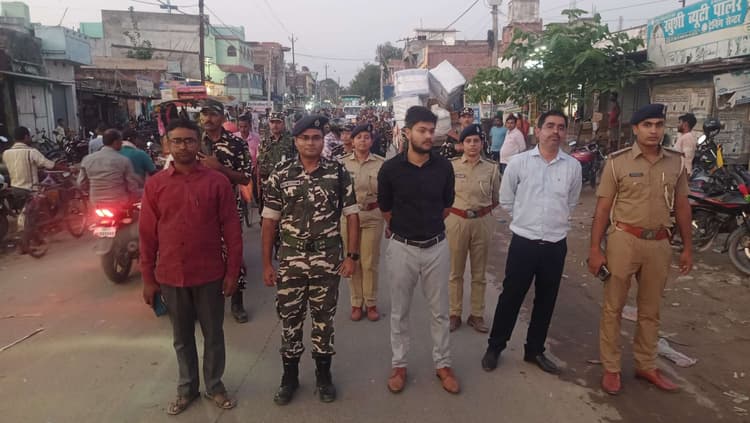 Madhubani : निष्पक्ष चुनाव कराने के लिए प्रशासन ने किया फ्लैग मार्च