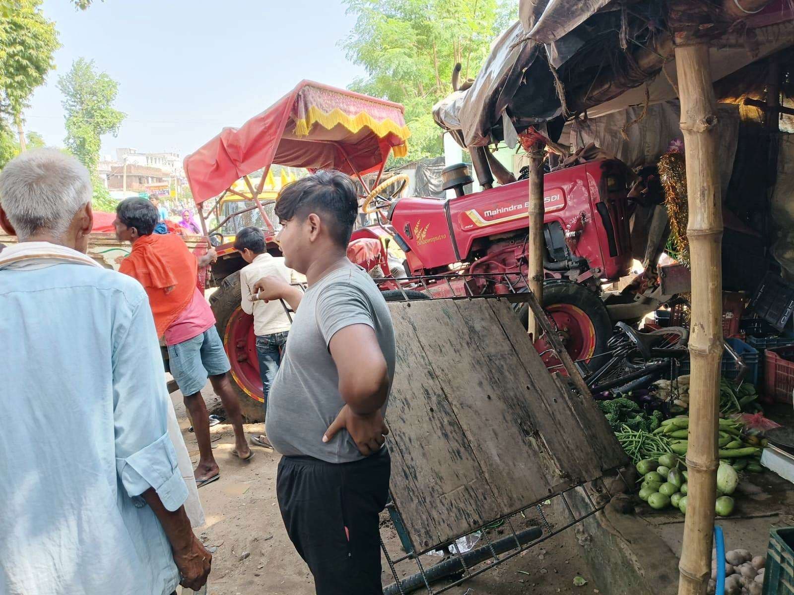 हसपुरा बाजार में सब्जी दुकान में घुसा अनियंत्रित ट्रैक्टर, महिला घायल