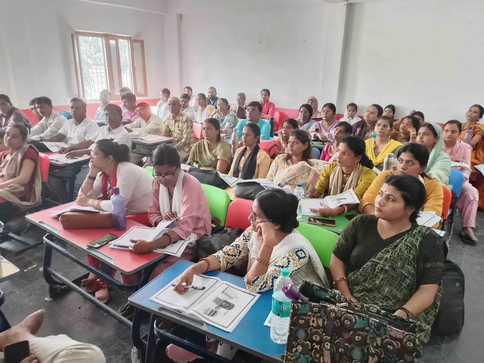 Madhubani : मतदानकर्मियों को दूसरे दिन भी दिया गया प्रशिक्षण