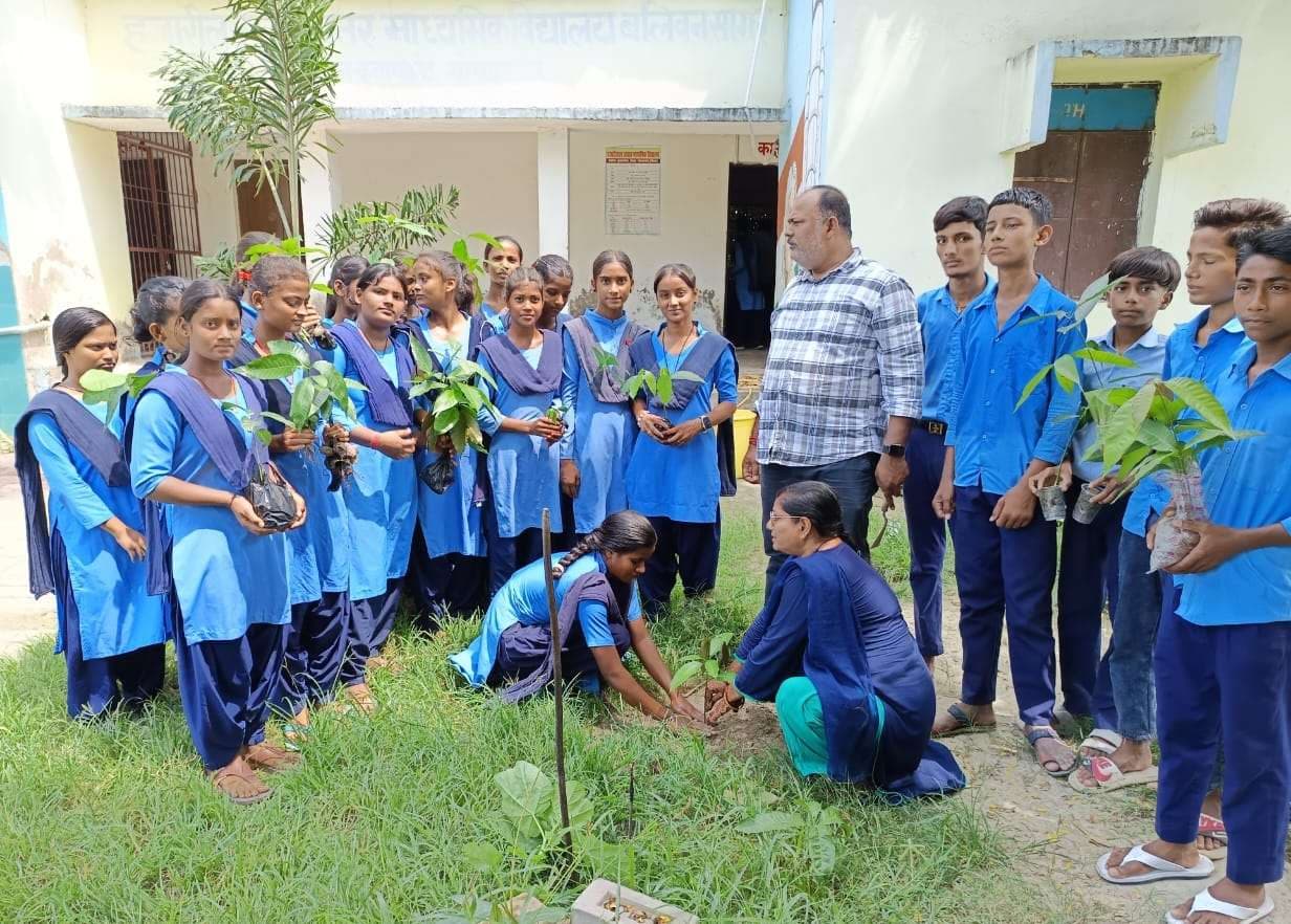 gopalganj news. पेड़ पुत्र के समान, हर व्यक्ति लगाये कम से कम एक पौधा : प्रधानाचार्या