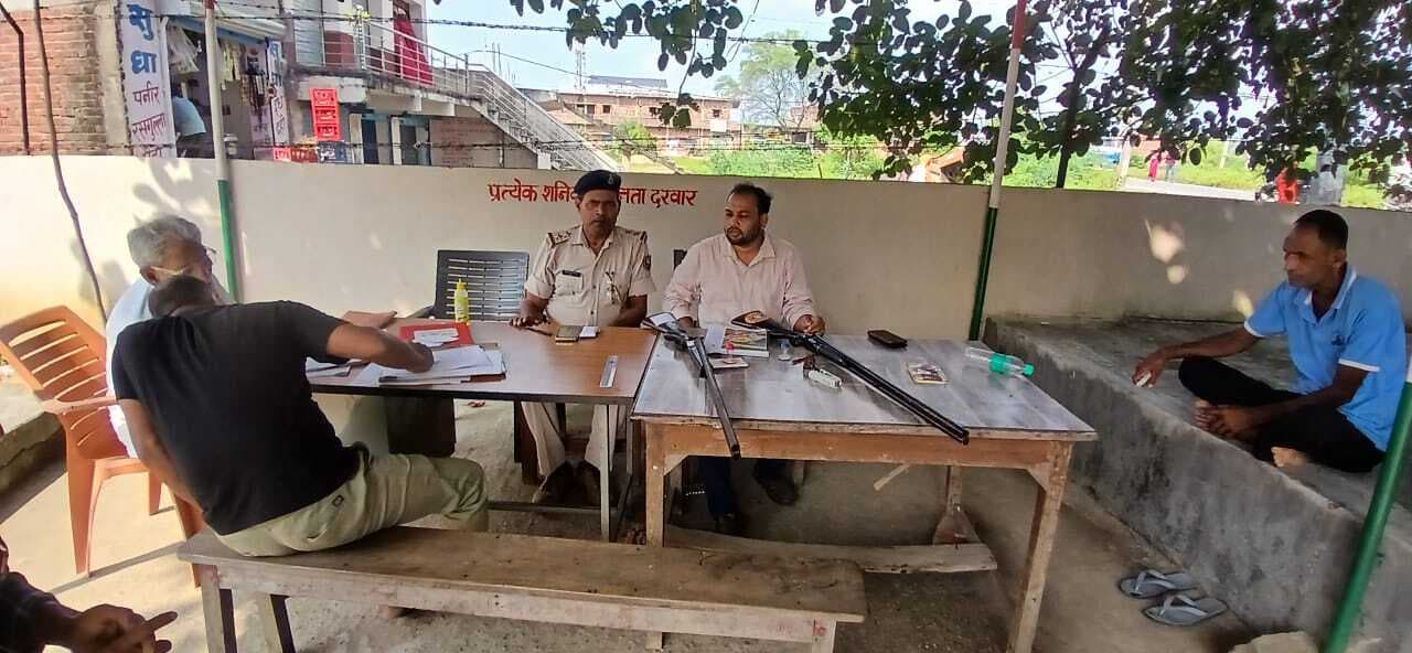मेसकौर व सीतामढ़ी थाने में 26 शास्त्रों का सत्यापन