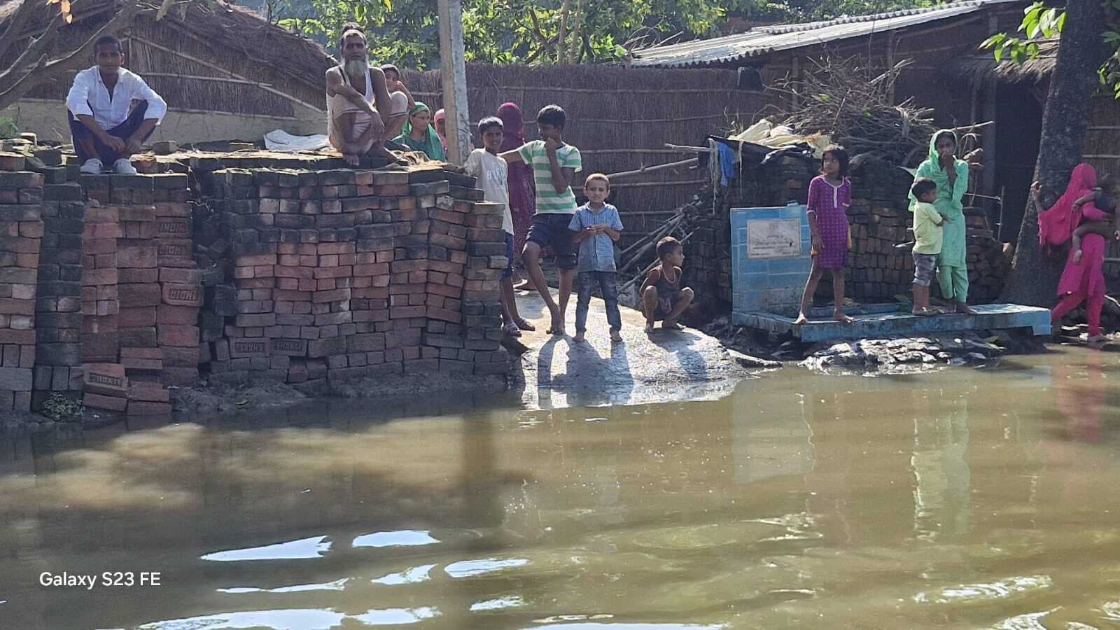 Motihari: बाढ़ के एक सप्ताह बाद भी नहीं हुई नाव की व्यवस्था