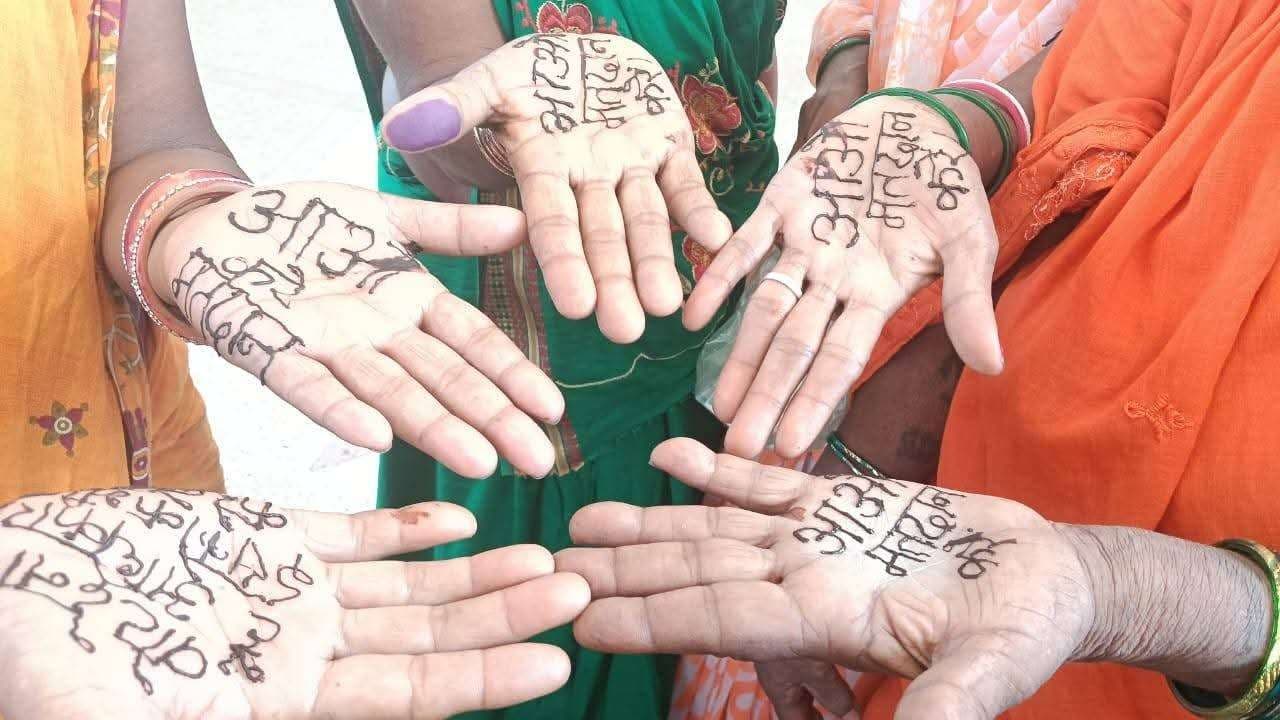 मतदाता जागरूकता के तहत जीविका दीदियों ने मेंहदी लगाकर दिया मतदान का संदेश