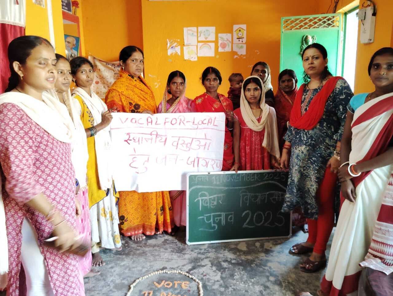 ग्रामीणों को मतदान के लिए किया जागरूक