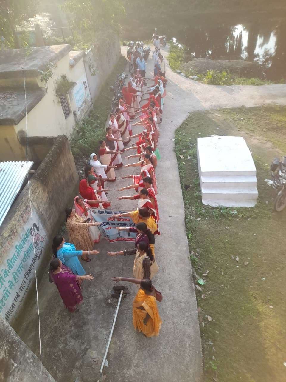 रंगोली, मेंहदी व स्लोगन लेखन के माध्यम से लोगों को मतदान के महत्व से कराया अवगत