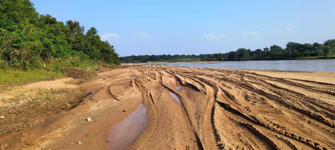 बालू उठाव स्थल पर खनन विभाग ने काटा ट्रेंच
