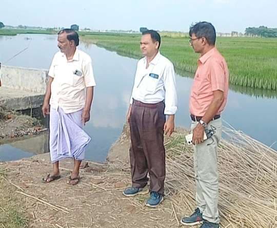 पानी के दबाव से सड़क ध्वस्त, आवागमन ठप