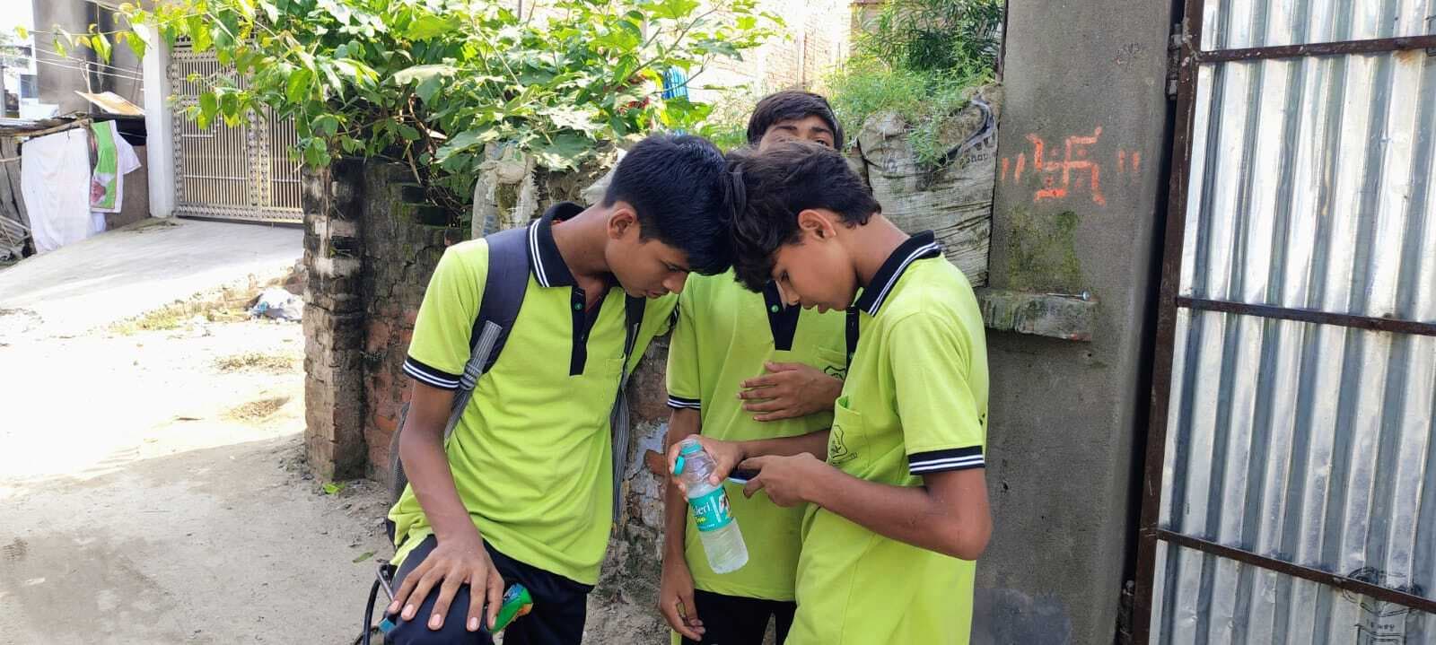 मोबाइल की लत : बच्चों में बढ़ रहा हिंसक व्यवहार, अभिभावकों रखे ध्यान