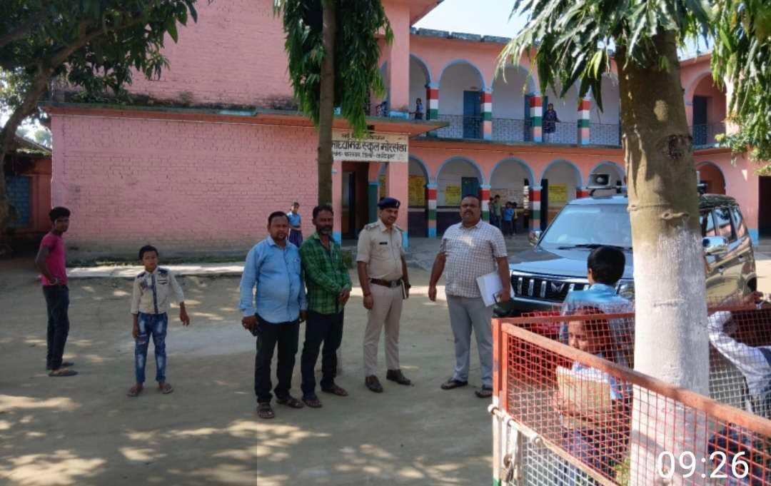 बीडीओ व थानाध्यक्ष ने कई बूथों का किया निरीक्षण