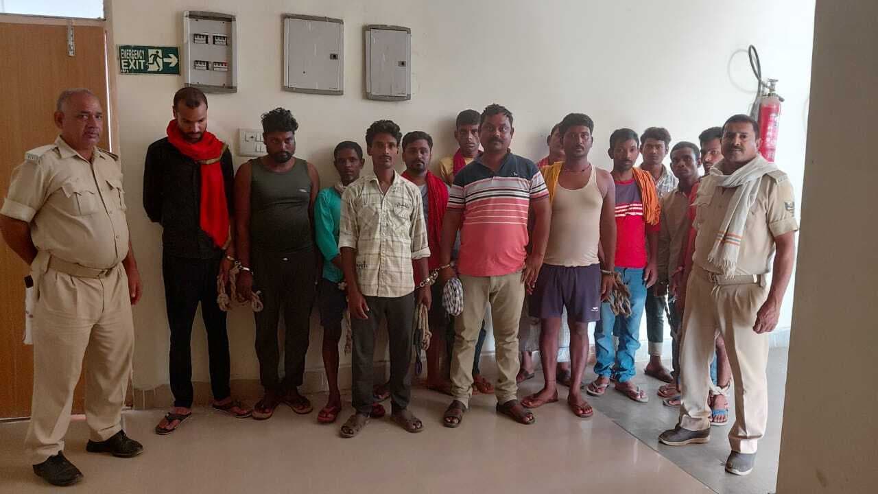 एक तस्कर सहित 11 शराबी गिरफ्तार