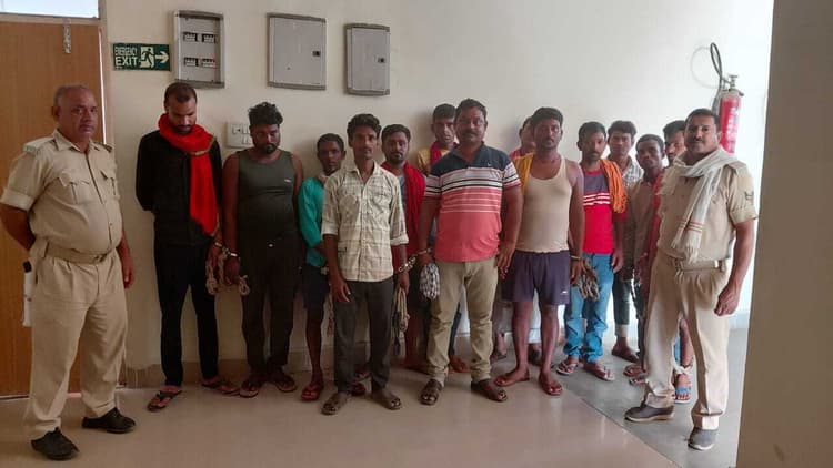 एक तस्कर सहित 11 शराबी गिरफ्तार
