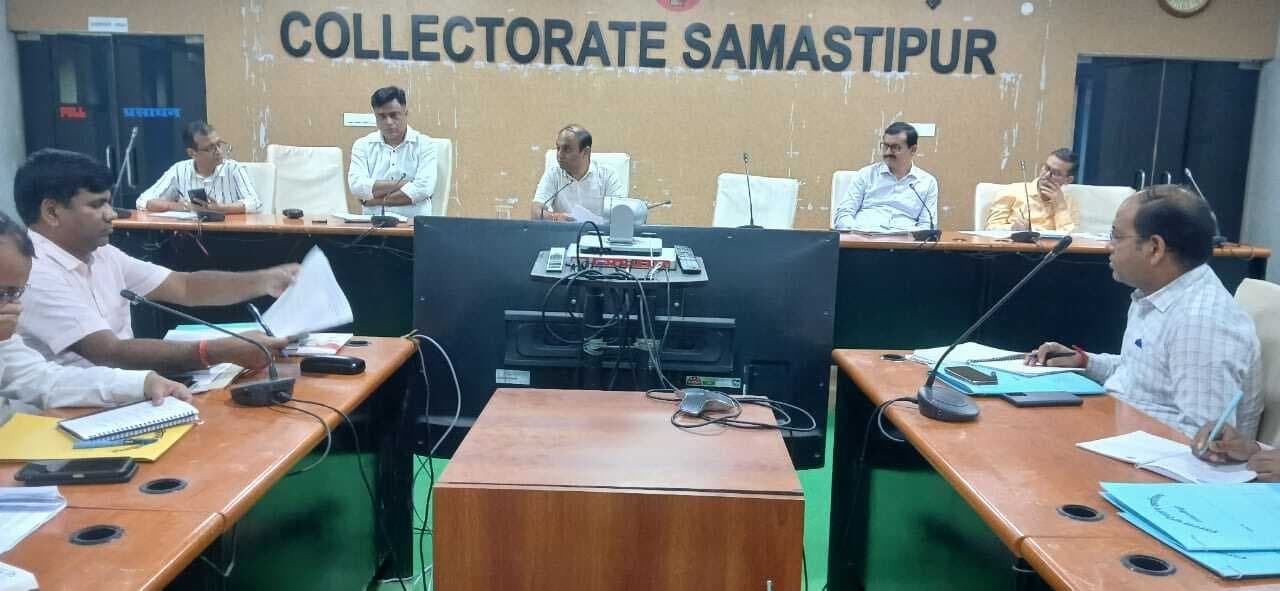 Samastipur News:कोषांगों के कार्यों की हुई समीक्षा, सभी बूथों पर लाइव वेबकास्टिंग का निर्देश